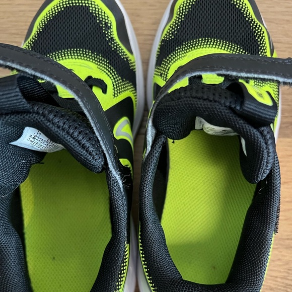 Nike Cosmic Runner Sneakers - Picture 8 of 8